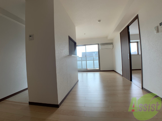 居室・リビング　リビングは１２．５帖と広くキッチンもオシャレですね。