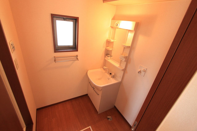 洗面設備　スペースが確保できる洗面所です