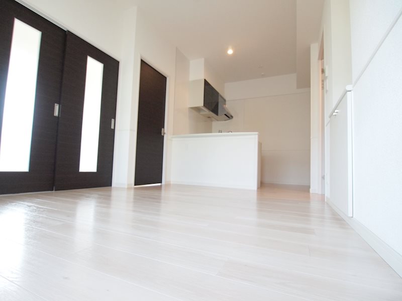 居室・リビング　リビング広々♪Ｌ字のカウンターキッチンが便利です。