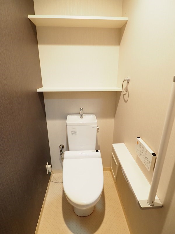 トイレ　ウォシュレット完備。