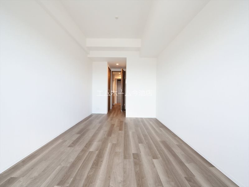 居室・リビング　洋室9.8帖　エアコン完備　バルコニーに面しています