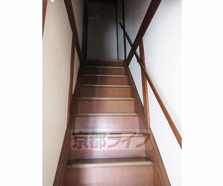 その他部屋・スペース　２階へと続く階段。