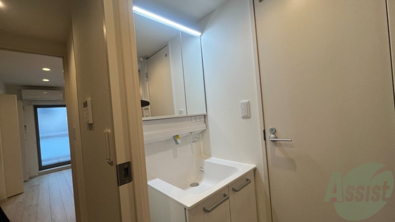 バス・シャワールーム　洗面化粧台も付いていて忙しい朝も快適ですね。