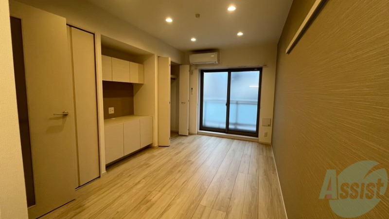 居室・リビング　温かみのあるフローリングの洋室になります。