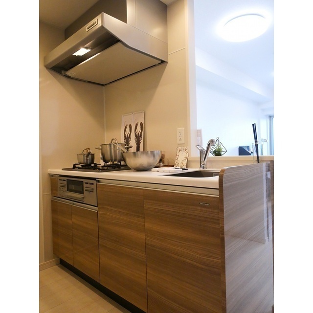 キッチン　家具・調度品等は実際の賃貸住居には含まれません。