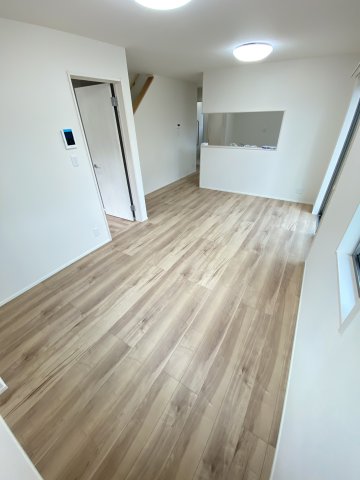 居室・リビング　ゆったり14.5帖のリビングです。電動シャッター付き