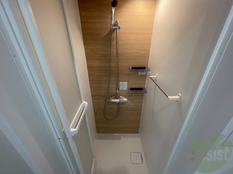 バス・シャワールーム　お風呂はシャワールームです。掃除しやすくていいですね。