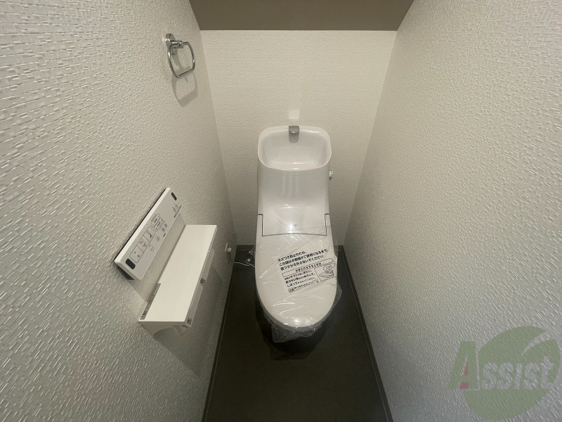 トイレ　温水洗浄便座なので快適に使用できそうですね。