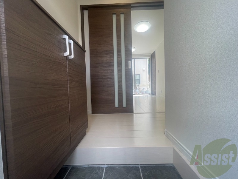 玄関　玄関から撮影しました。敷居が高くなくて安心ですね。