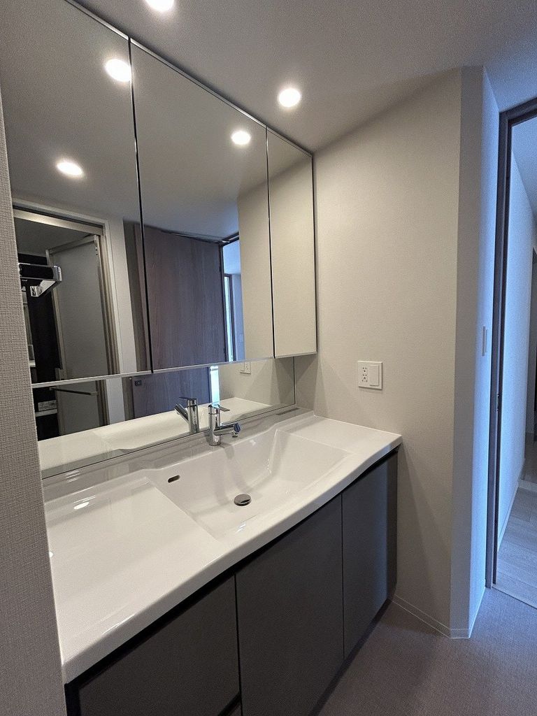 洗面設備　三面鏡裏面収納付き洗面化粧台