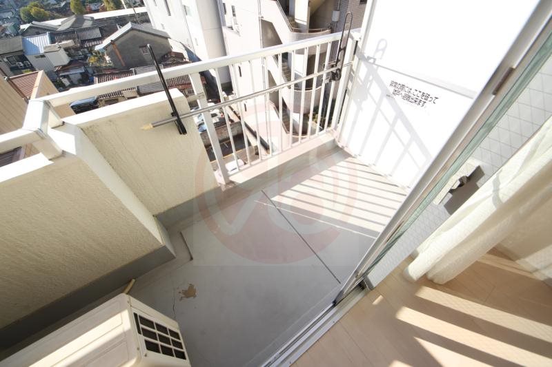 バルコニー　暖かな日差しのふりそそぐバルコニー