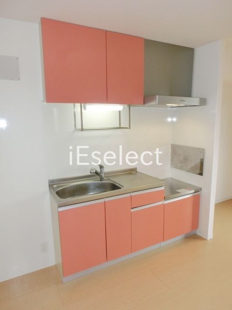 キッチン　元気がでそうな色のキッチンですね。