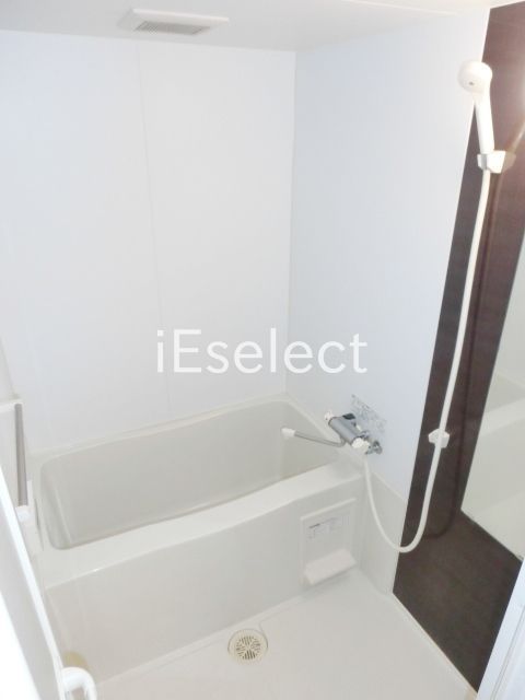 バス・シャワールーム　とても綺麗なバスルームです。