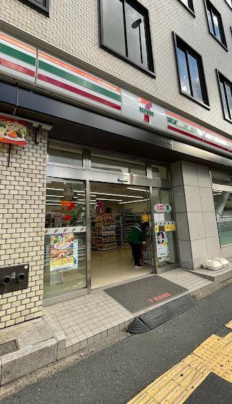 コンビニ　セブン-イレブン（コンビニ）まで110m