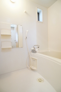 バス・シャワールーム　寒気と採光を考慮した小窓付きで白系の清潔感あるバスルーム
