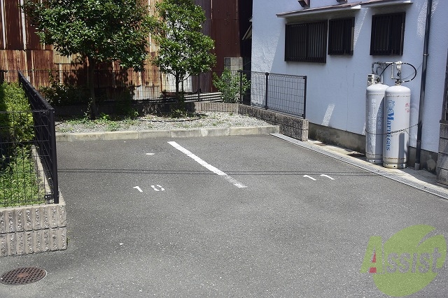 その他　隣接物件に駐車場あります。