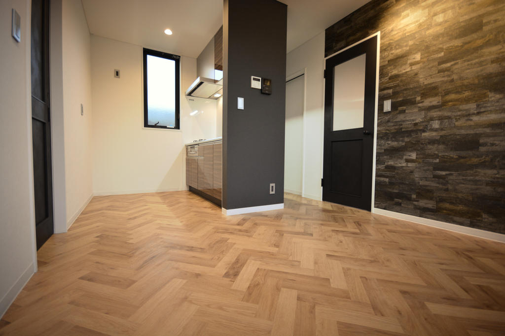 居室・リビング　ヘリンボーン床。キッチン窓付。