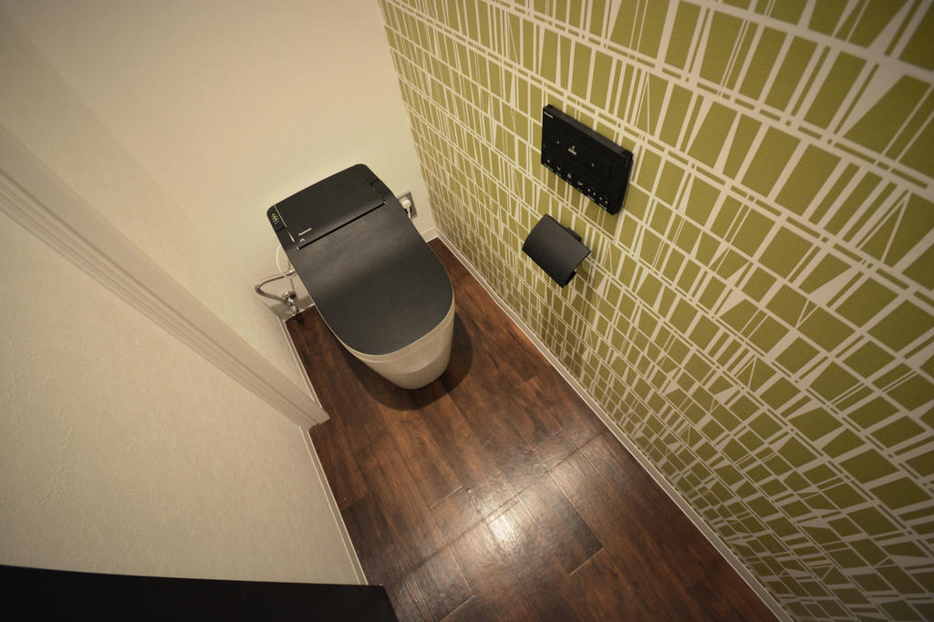 トイレ　入れば自動的にフタが開閉。