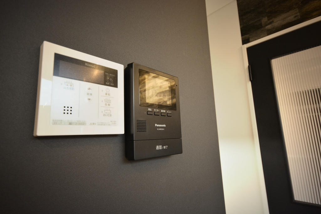 その他設備　ブラックなインターホン。