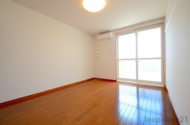 居室・リビング　備品や設備仕様は号室等により異なります現地をご確認下さい。