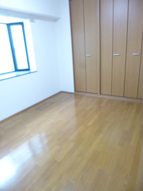 居室・リビング　居間には窓があるので風通しも良く居心地良いです。