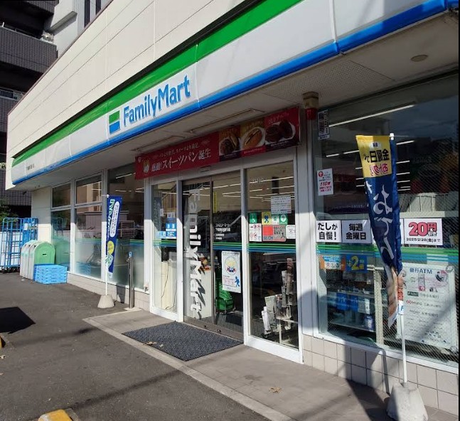 コンビニ　ファミリーマート 下馬駒沢通り店（コンビニ）まで92m