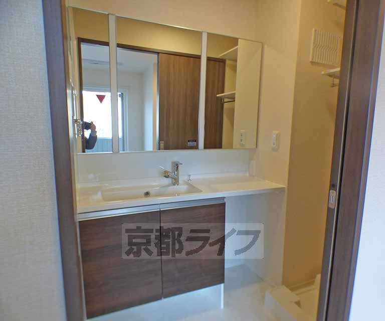 洗面設備　ワイドサイズで高級感溢れる独立洗面台です。