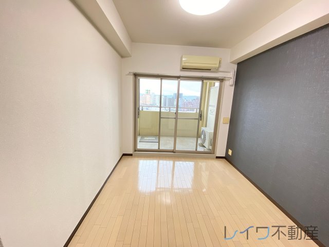 居室・リビング　落ち着いた色調の洋室です