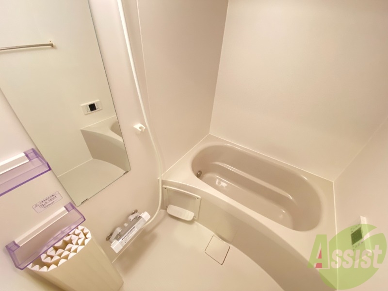 バス・シャワールーム　こちらは浴室になります。追い焚き機能も付いています。