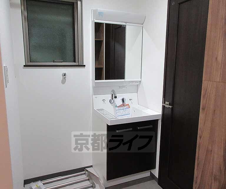 洗面設備　鏡裏に収納タイプ～～！