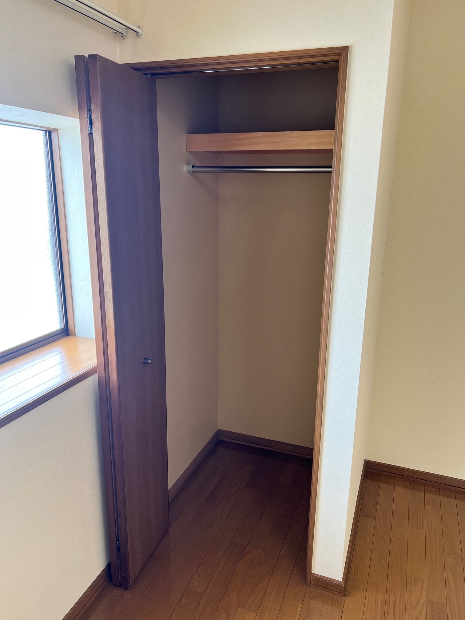 収納　ハンガーパイプ付きで衣類の収納に便利です！