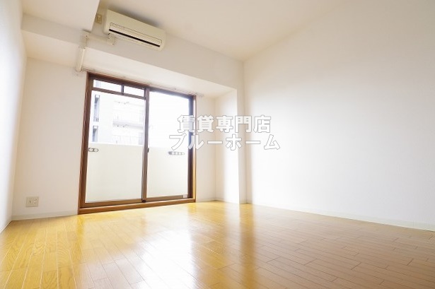 居室・リビング　8帖の明るい洋室！