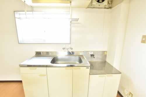 キッチン　窓のある明るいキッチン