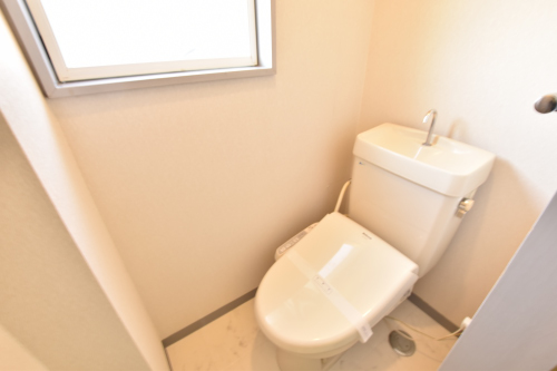 トイレ　トイレにも窓があるので明るいです。