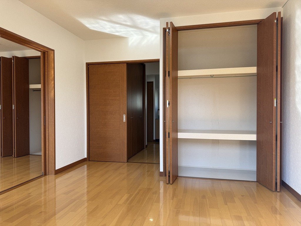収納　各居室に収納があり、廊下にも大型収納がある収納力豊富な物件！