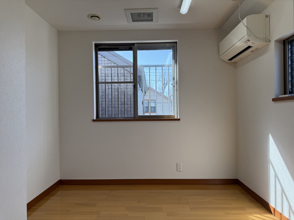 その他　3.3帖の大型納戸。窓付でこれはもはやもう一つのお部屋です！