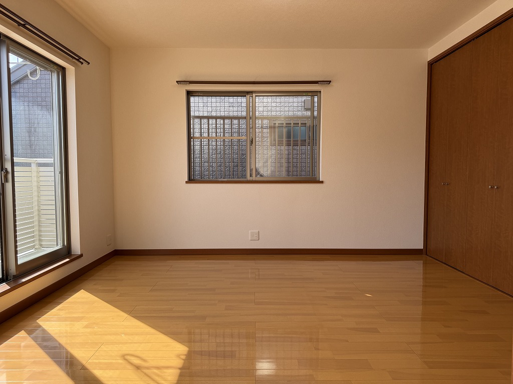 その他部屋・スペース　2階にある9.8帖の南西角部屋。マスターベッドルーム！