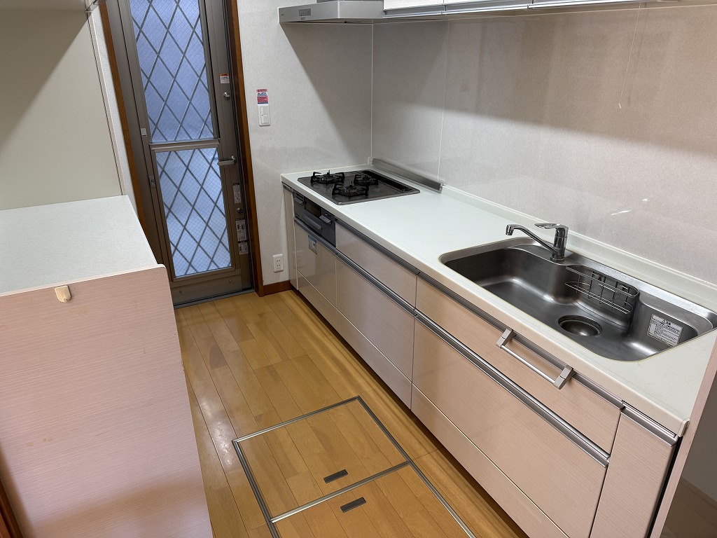 キッチン　3口ガスコンロシステムキッチン。勝手口と備付収納付です。