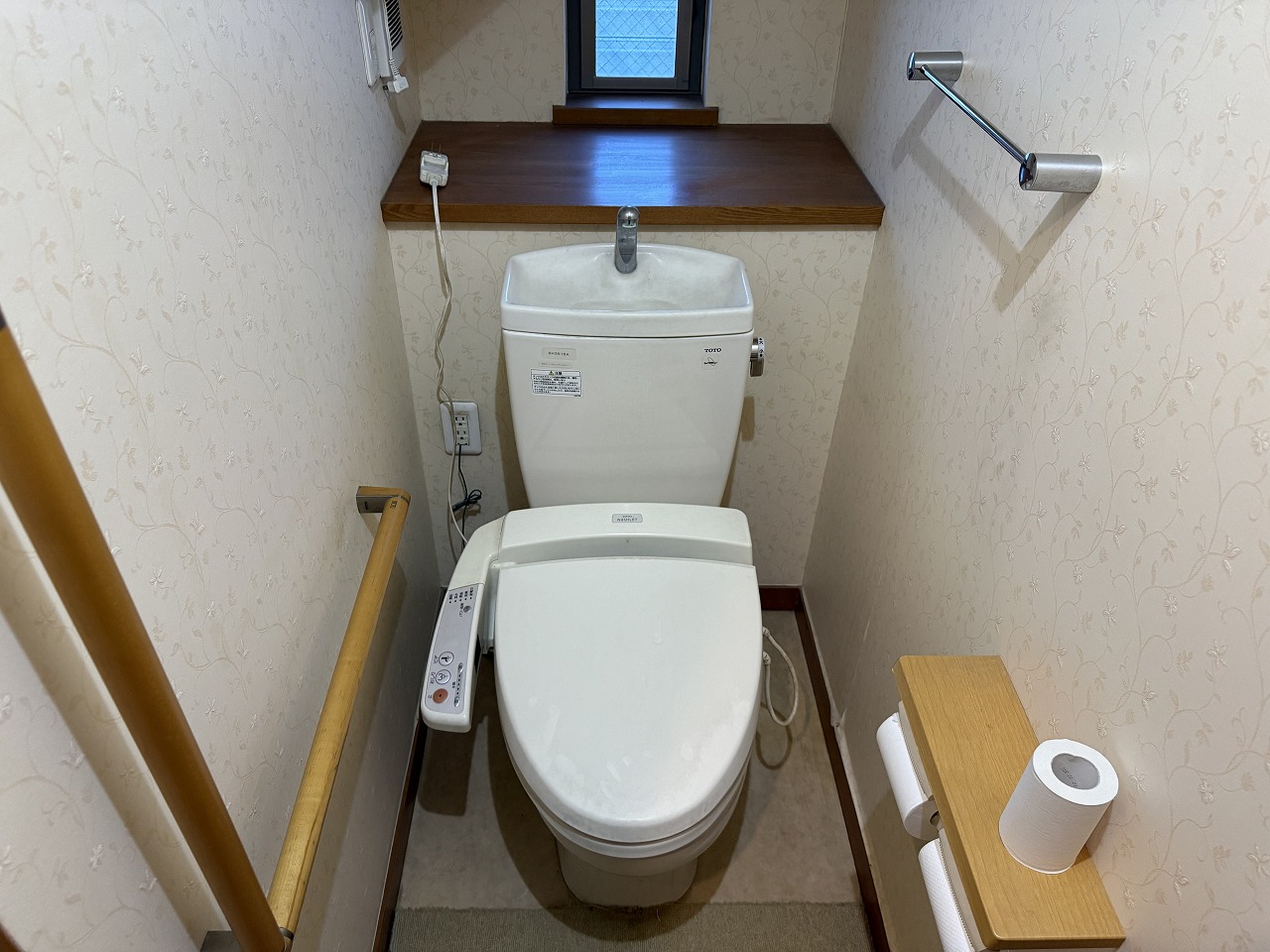 トイレ　窓付のトイレです。トイレは1階・2階と2ヵ所にあります。