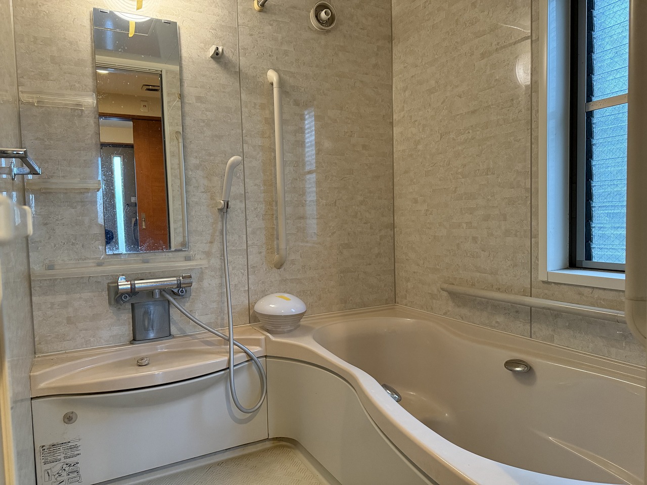 バス・シャワールーム　大きな窓付で明るく換気も楽々のお風呂。戸建ならではのお風呂！