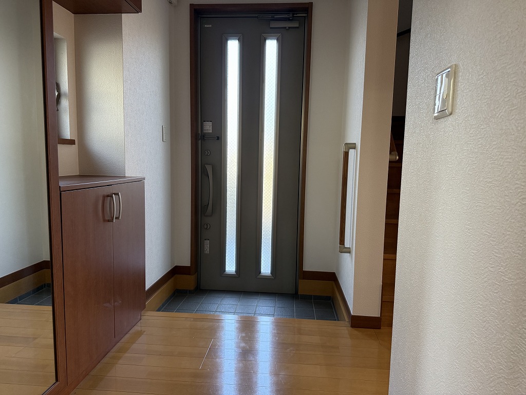 玄関　玄関収納・姿見鏡付の広々とした玄関です。