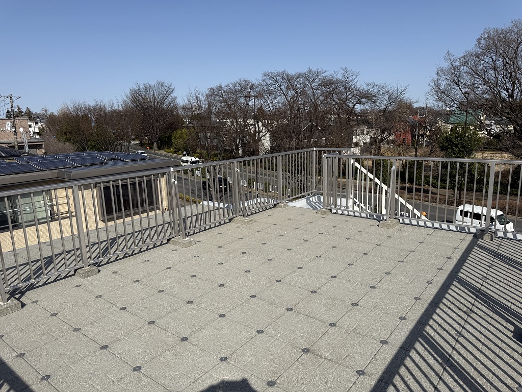 バルコニー　広々として開放的な屋上テラス。日当りもバッチリ！