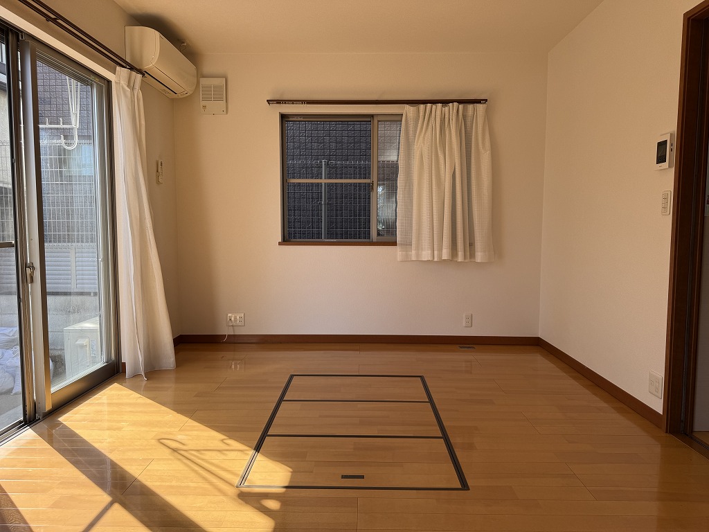 居室・リビング　日当り良好南西角部屋。掘りごたつも設置可能なお部屋です！