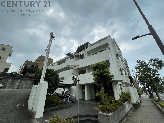 建物外観　敷地内に駐車場あります☆