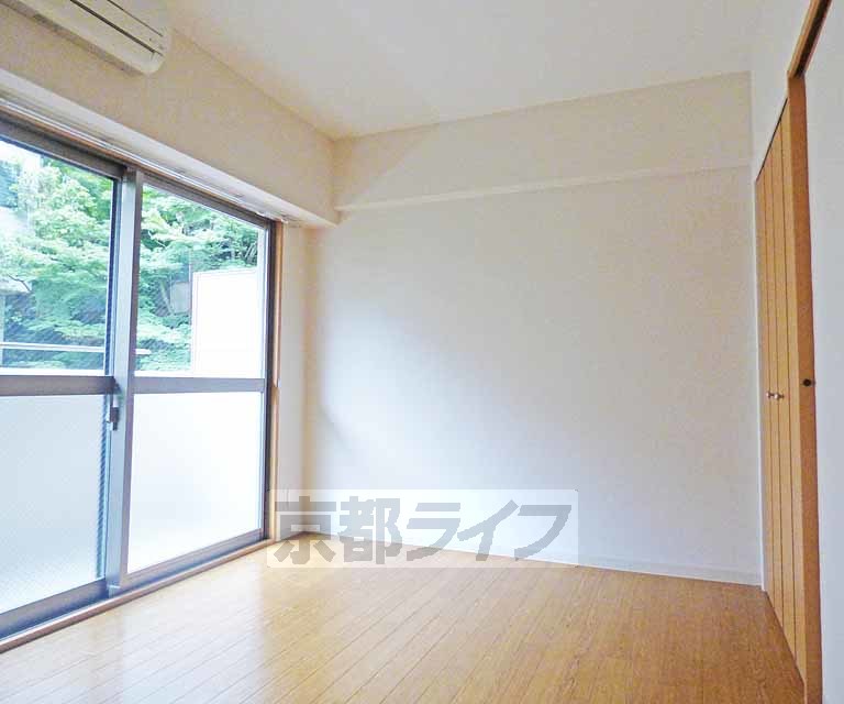 居室・リビング　広々とした室内です。