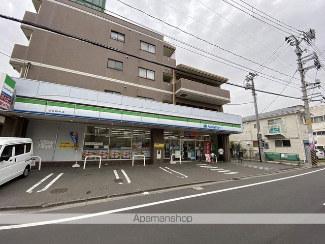 コンビニ　ファミリーマート（コンビニ）まで150m