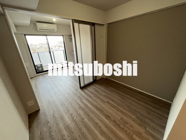 居室・リビング　同間取り反転タイプ含みます。カラーも階によって異なります。