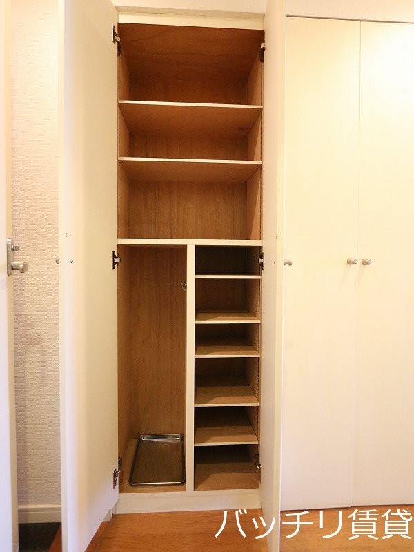 玄関　別号室タイプの為、現状を優先致します。