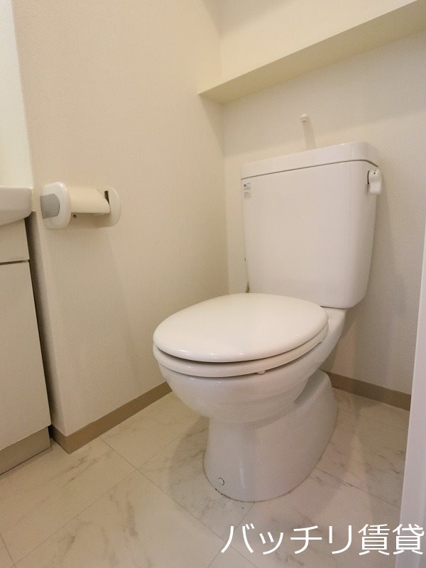 トイレ　別号室タイプの為、現状を優先致します。