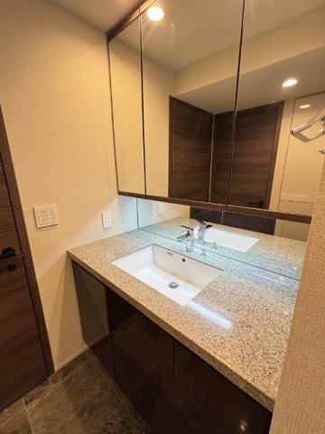 洗面設備　ゆったりとスペースのある洗面所